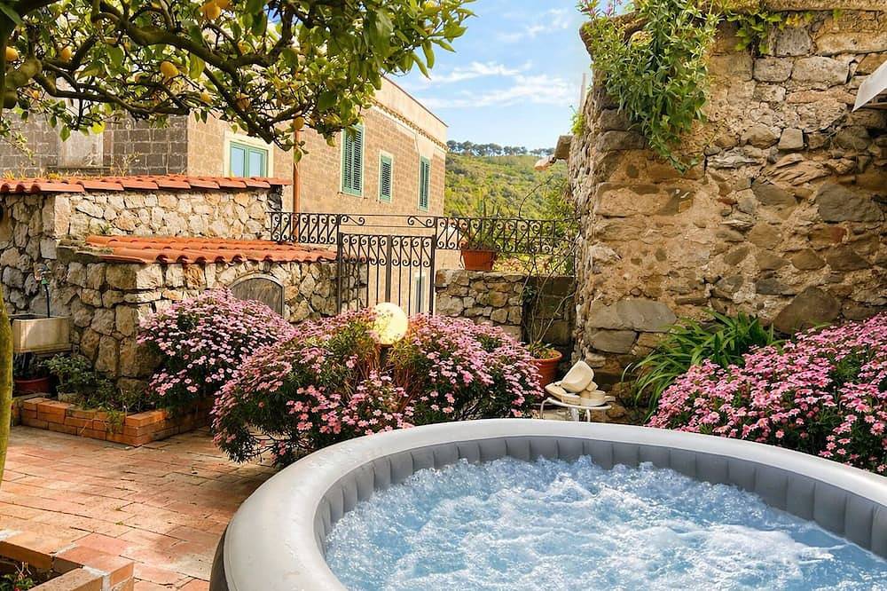 Jamm - House with hot tub, terrace and parking in Termini Napoli, Massa Lubrense