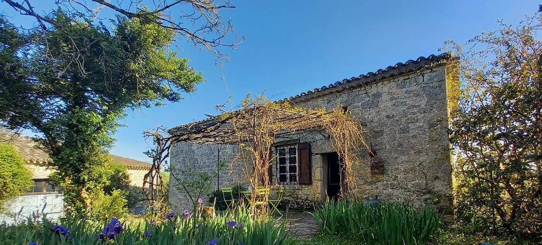 Gîte pour 2 personnes, avec Terrasse ainsi que Jardin et Piscine à Montaigu-de-Quercy