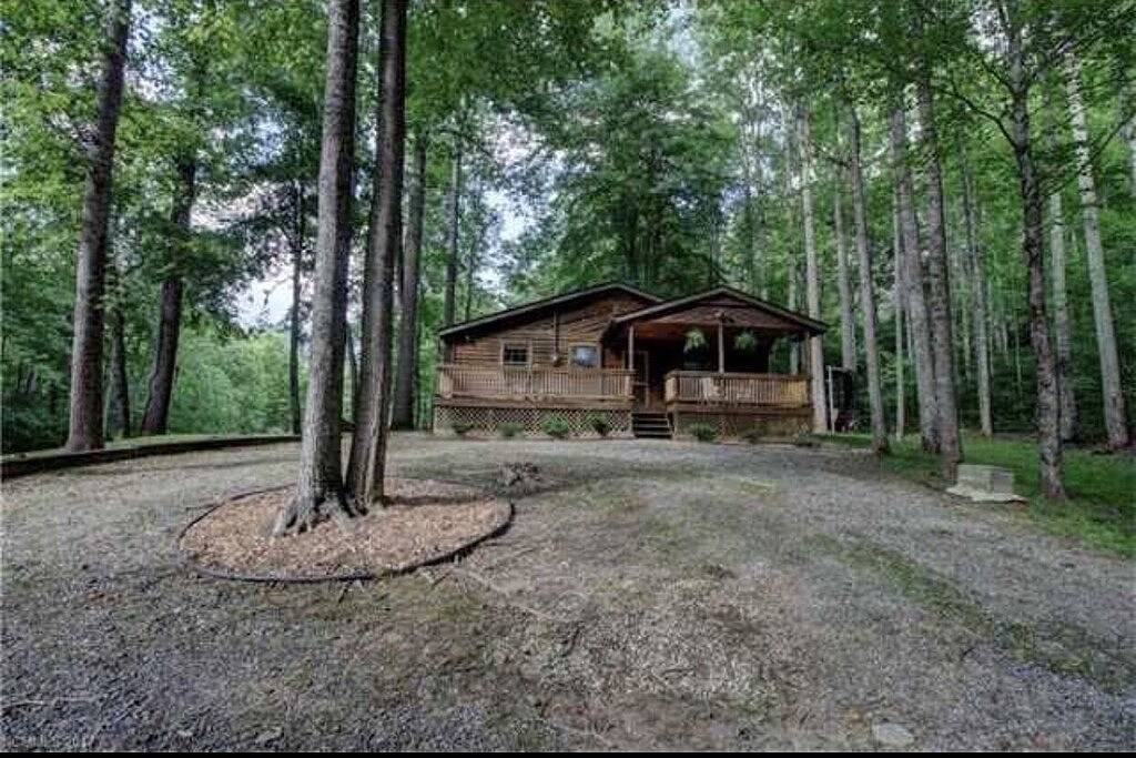Maple Creek Cabin, Fireplace+Fire Pit, Grill & Wi-Fi, Private, Nearby Skiing! in Madison County (NC)