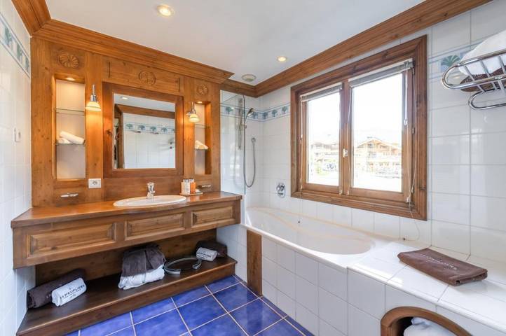 Hôtel pour 2 personnes, avec vue sur le lac ainsi que vue et balcon dans Courchevel 1300 (Le Praz) - 3