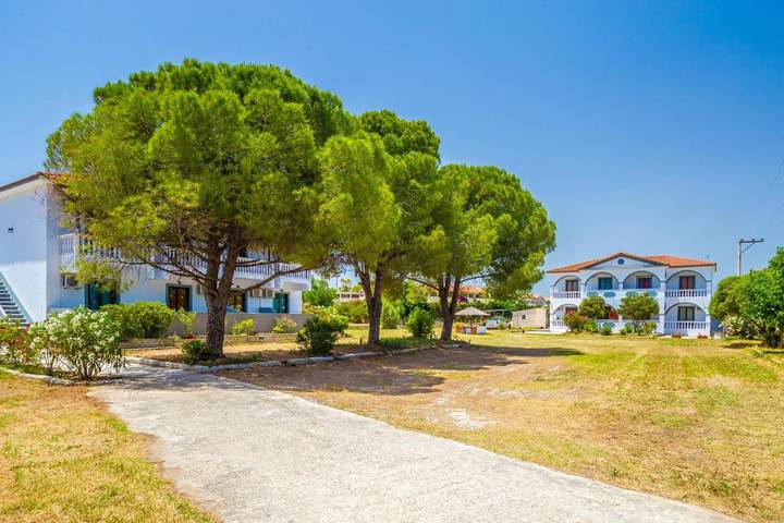 Apartment for 2 people, with Balcony and Terrace as well as Garden and View in Kalamaki