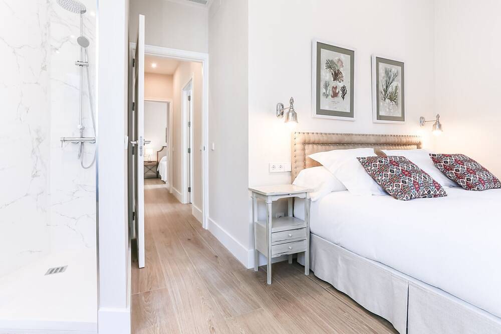 Ganze Wohnung, Beautiful 4 bedroom apt. a few meters from the Cathedral with stunning terrace in Casco Antiguo, Sevilla
