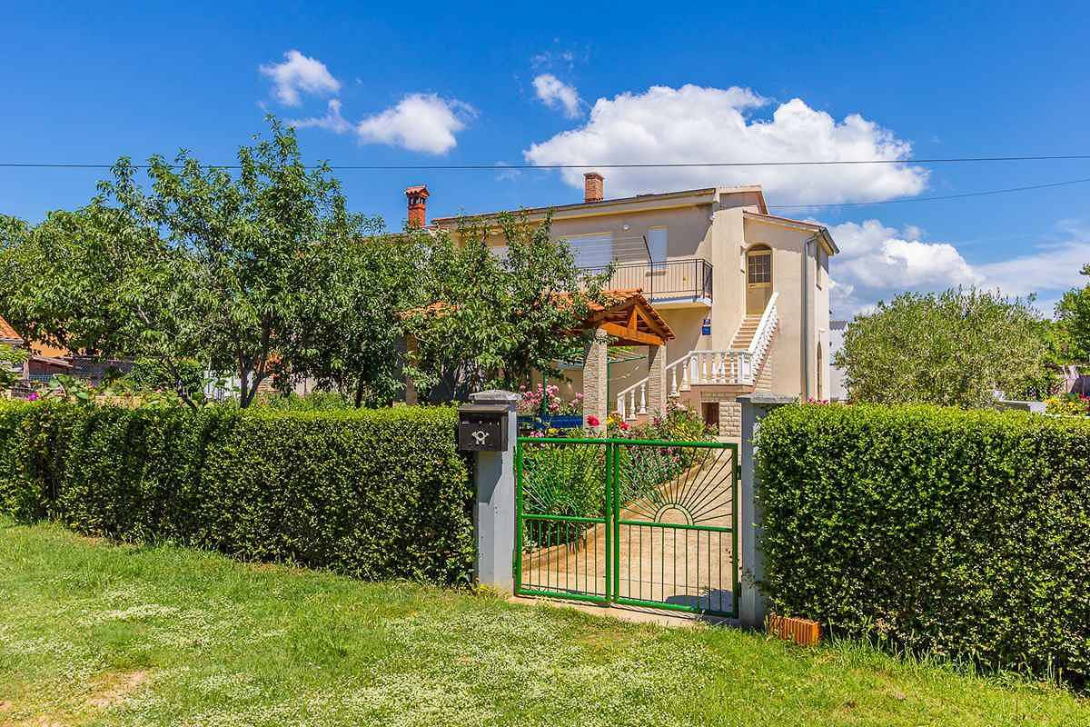 Entire vacation apartment, Holiday apartment with terrace and shared garden in Medulin City, Medulin