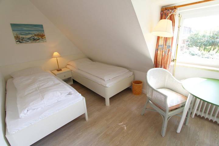 Ganze Wohnung, Gemütliches Ober- und Dachgeschoss-Appartement mit Blick ins Grüne in Nordfriesische Inseln (Schleswig-Holstein) (Schleswig-Holstein), Wenningstedt