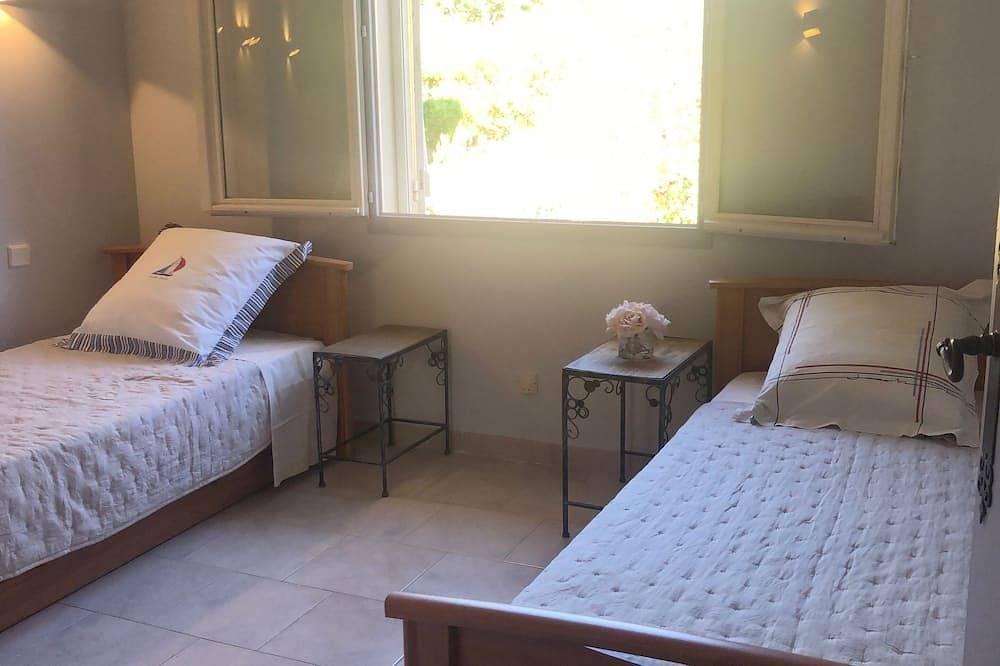Villa on land of 3000 m2 5mn walk from the beaches.air-conditioned rooms in Farinole, Calvi region