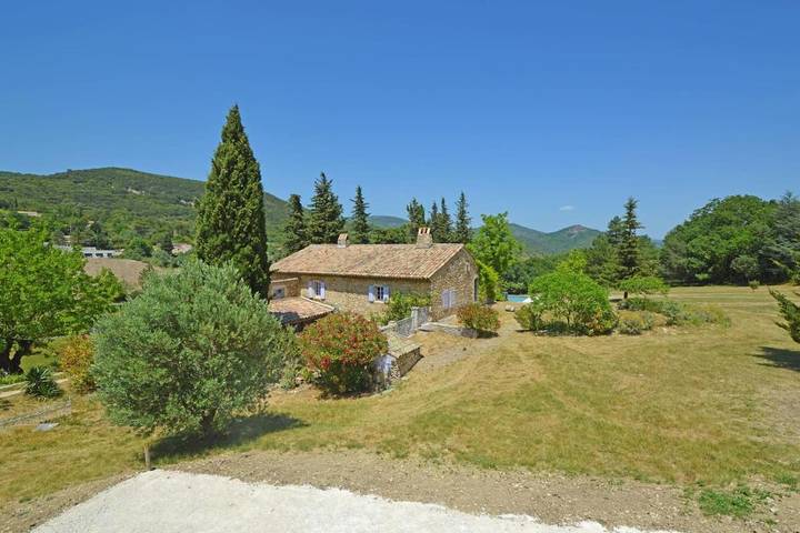 Location de vacances pour 20 personnes, avec vue ainsi que piscine et terrasse, animaux acceptés à Le Teil - 3