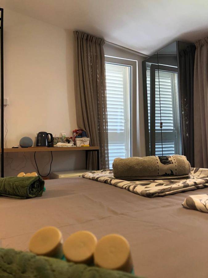 Omis - private Ensuite room with balcony - hotel style in Omiš (Dalmatia), Omiš