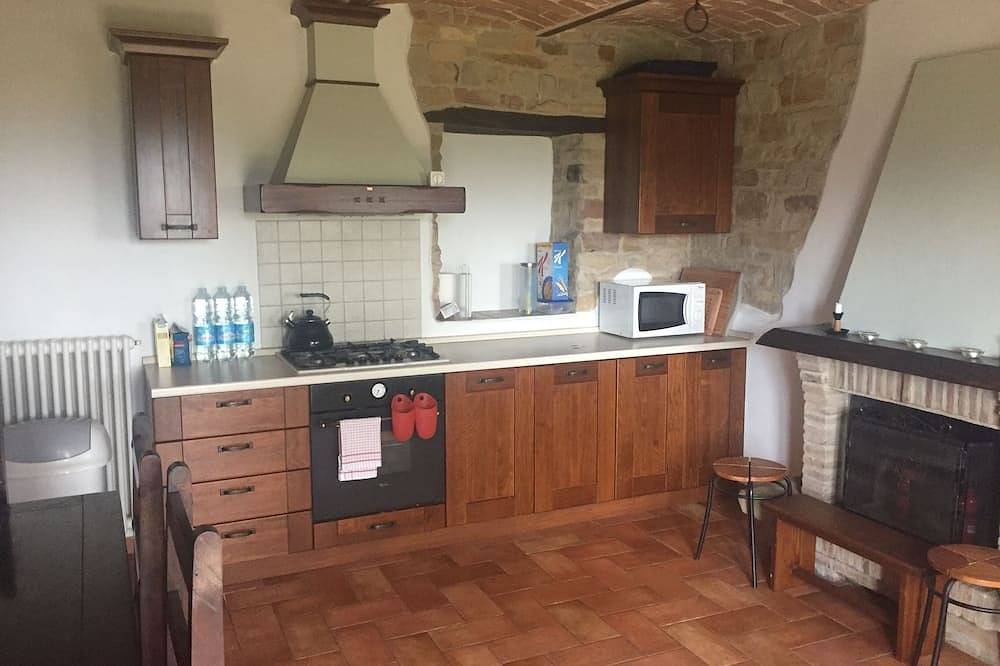 Renovated farmhouse with private swimming pool and spectacular views. in Castiglione Messer Raimondo, Gran Sasso