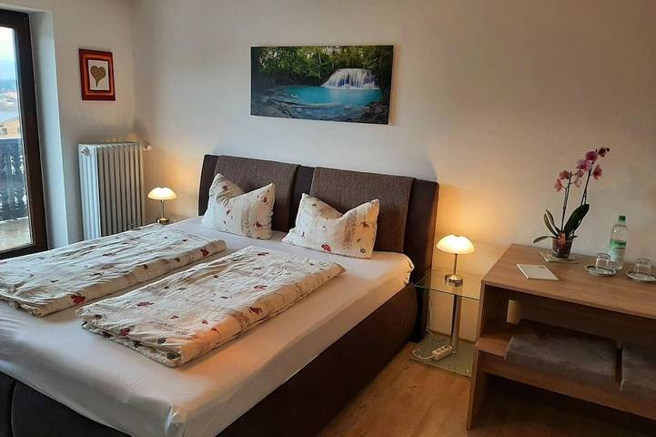 Apartamento inteiro, 1-room apartment (30 sqm) with west-facing balcony and free Wifi in Frauenau, Šumava Mountains
