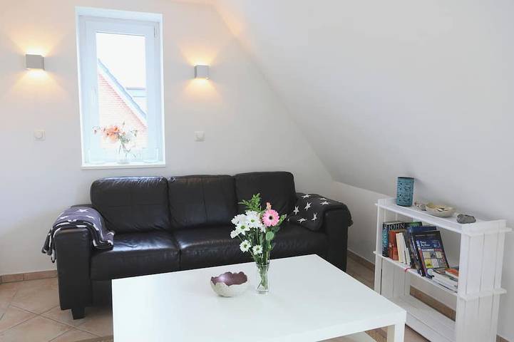 Ganze Wohnung, Ruhige Dachgeschosswohnung in Westerland mit Gartennutzung und E-Bike-Anschluss in Westerland, Sylt (Gemeinde)