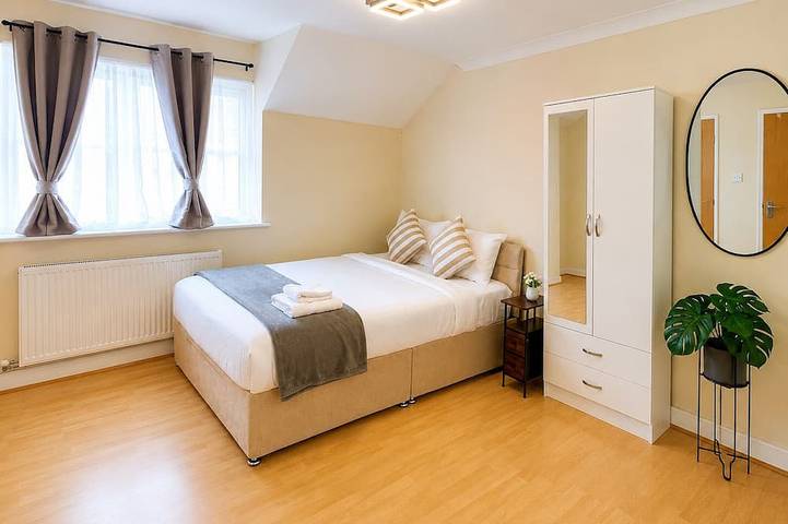 Modern 2Br House Sleeps 6 Parking, Wi-Fi & Self Check-In Near Bluewater & London in Stone (Dartford), Dartford