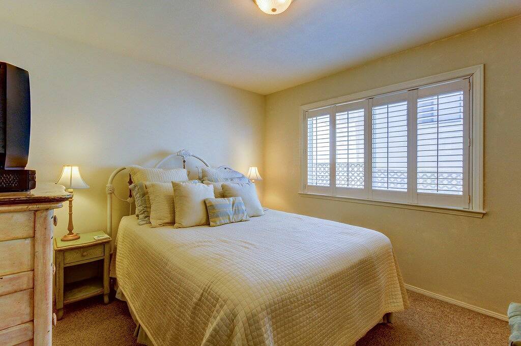 Achten Sie auf Delfine und Wale von diesem Ozean Verleih mit Kamin & Deck in Cayucos, San Luis Obispo County