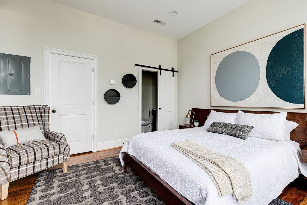 Ganze Wohnung, Ausruhen, Entspannen und Aufladen in einer restaurierten Oase des 20. Jahrhunderts in Richmond, Virginia