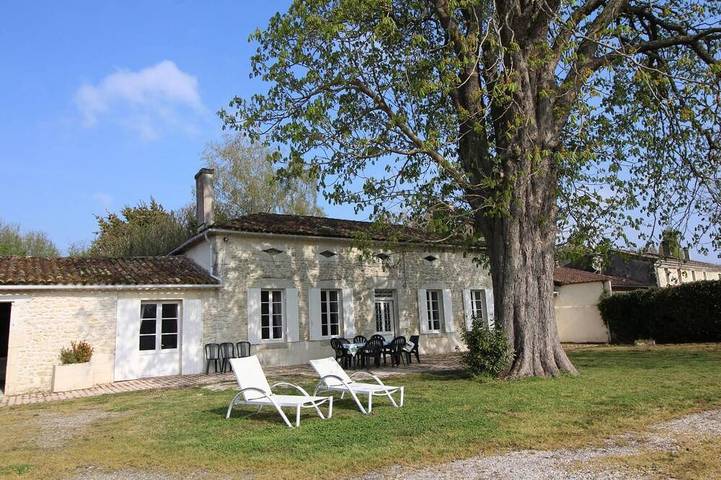 Location de vacances pour 7 personnes, avec jardin, animaux acceptés à Civrac-en-Médoc