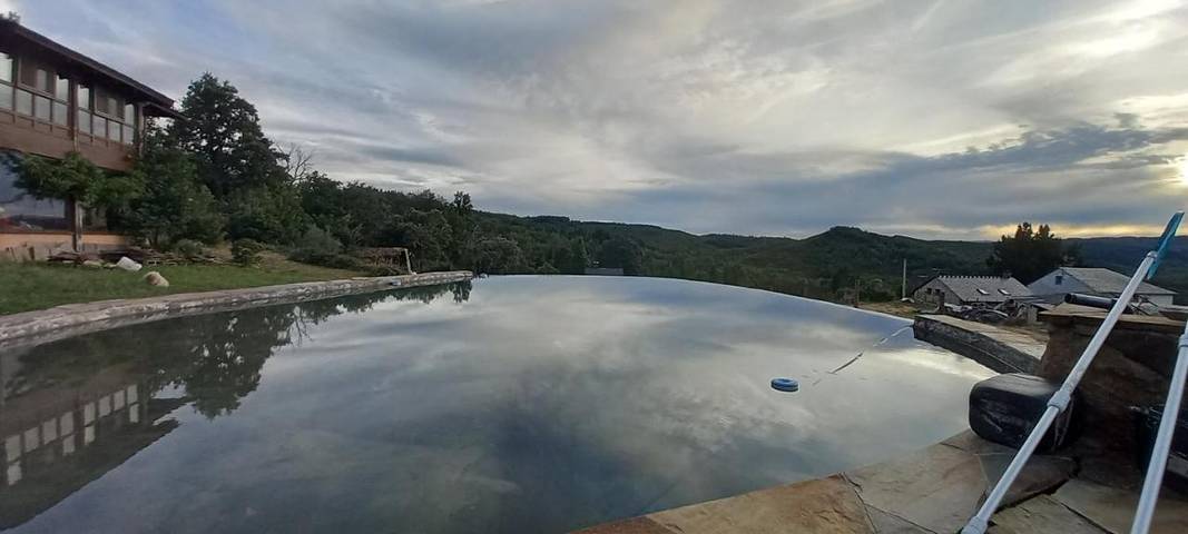 Chalet para 12 personas, con vistas además de piscina y balcón en El Bierzo
