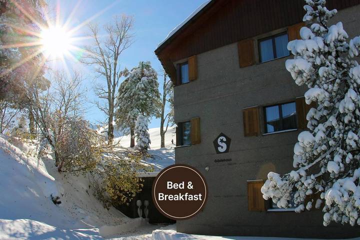 Ferienwohnung für 2 Personen, mit Terrasse und Whirlpool sowie Garten und Pool in Morschach