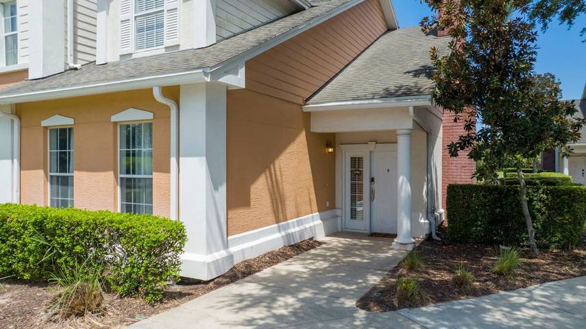 Vacation rental for 9 people, with lake view and pool as well as yard, kid friendly in Reunion Resort