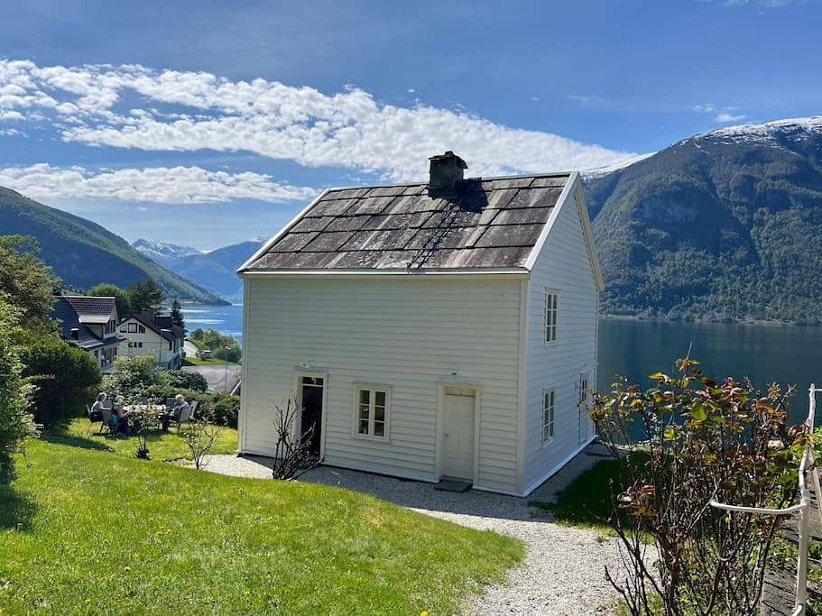 Nyrestaurert hus fra 1700-tallet in Sognefjord