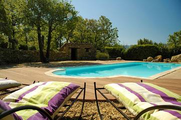 Gîte pour 6 personnes, avec terrasse ainsi que piscine et jardin à Caseneuve