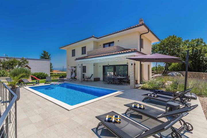 Ferienhaus für 8 Personen, mit Terrasse und Pool, mit Haustier