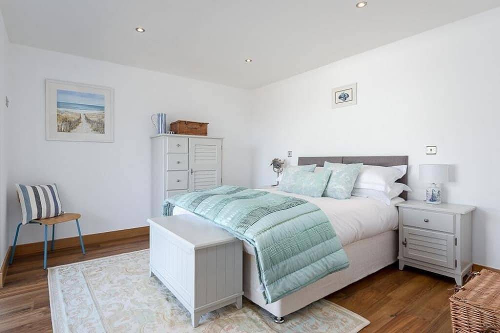 Luxury coastal house above stunning Mawgan Porth beach, 200m from the sand. in Mawgan Porth, Cornwall