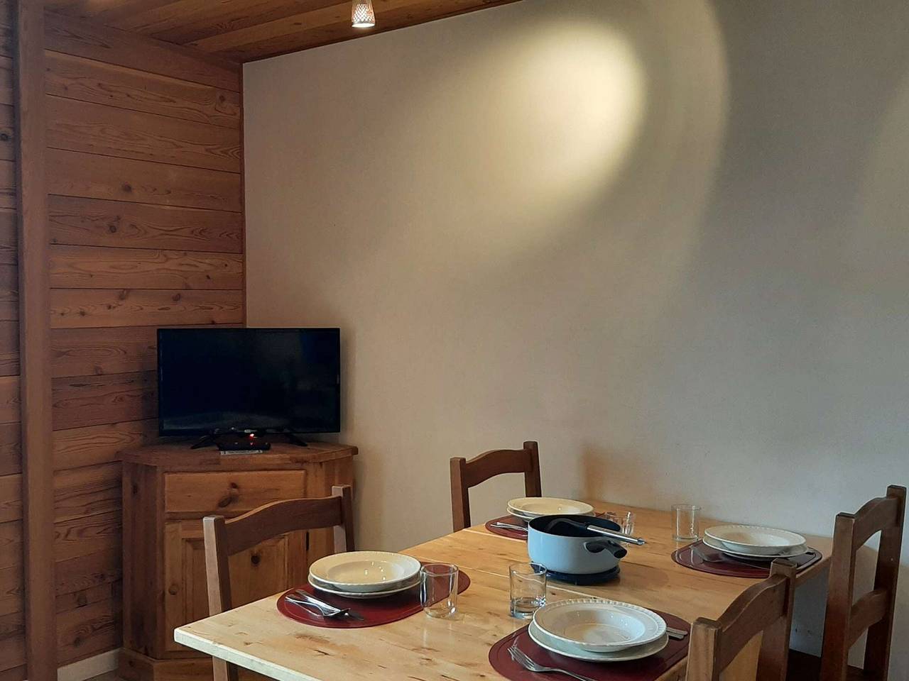 Ganze Wohnung, Renoviertes Studio mit Balkon, Südseite, 4 Pers., Montgenèvre in Montgenèvre, Briançon und Umgebung