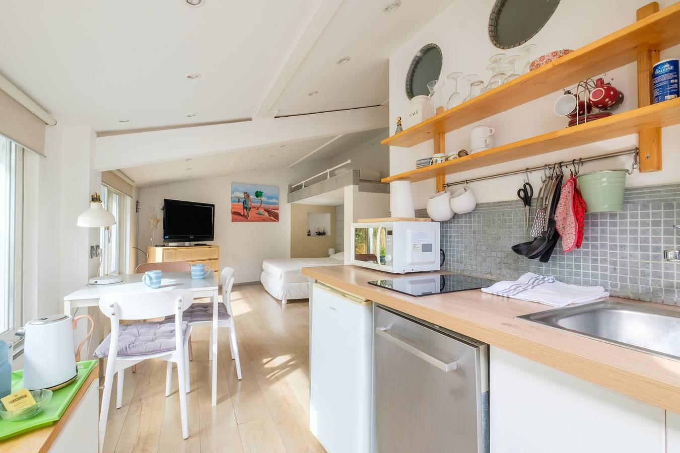 Appartement entier, Petite Maison-studio avec terrasse partagée, jardin partagé et climatisation in Cagnes-sur-Mer, Côte méditerranéenne (France)