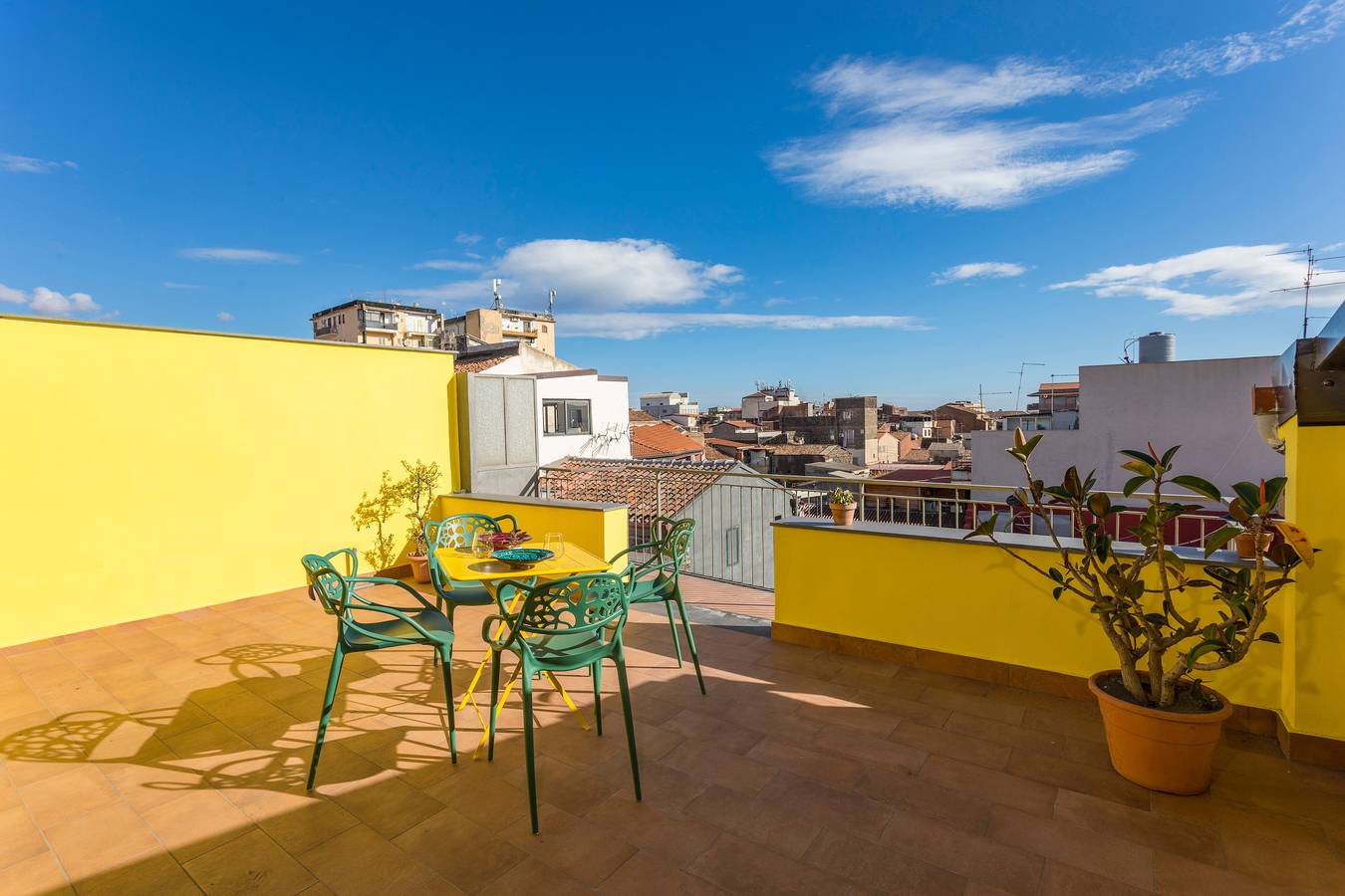 Appartement entier, Appartement 'Lemon Terrace' avec terrasse privée, Wi-Fi et climatisation in Catane, Province de Catania