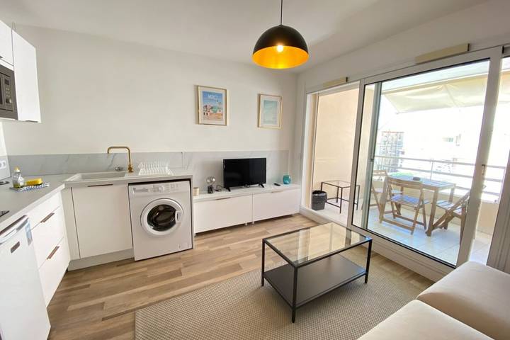 Estudio entero, 06Ai - Beautiful renovated studio - sea and pool view in Golfe-Juan, Vallauris