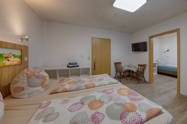 Ganze Ferienwohnung, Haus 13 zum Südblick - Apartment mit vier Schlafzimmern in Roßleben-Wiehe, Burgenlandkreis