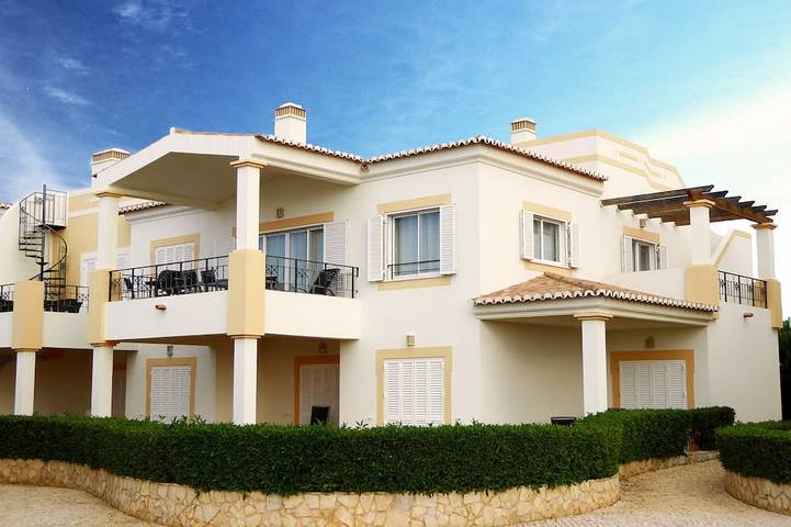 Villa for 6 people, with Balcony and Garden as well as Pool in Salema