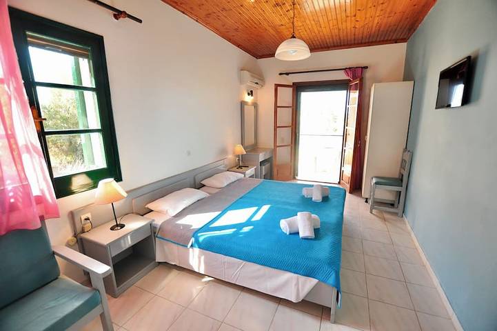 Hôtel pour 70 personnes, avec jardin dans Acharavi - 2