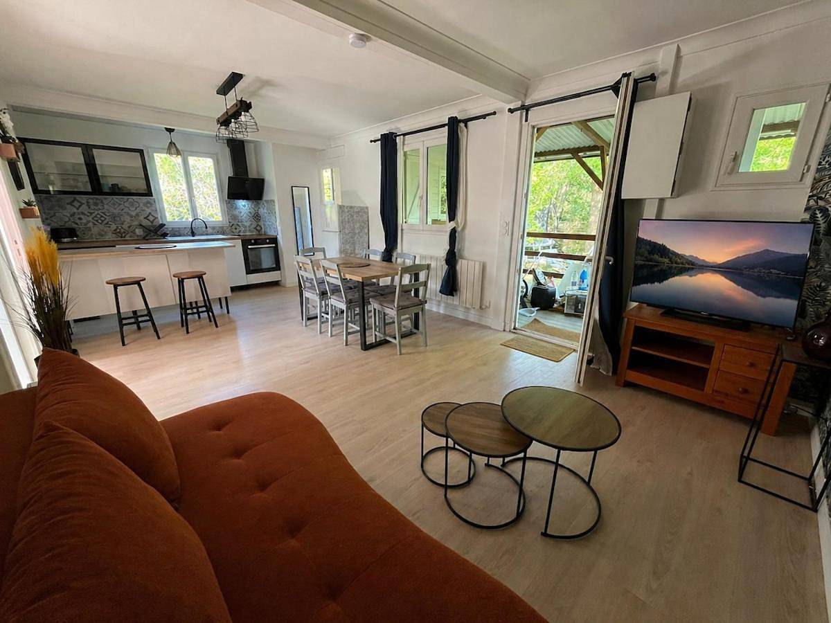 Chalet Standing de 55 m2 avec jardin clos, en bord de rivière, proche Disneyland, avec piscine et trampoline in Crécy-la-Chapelle, Seine-et-Marne