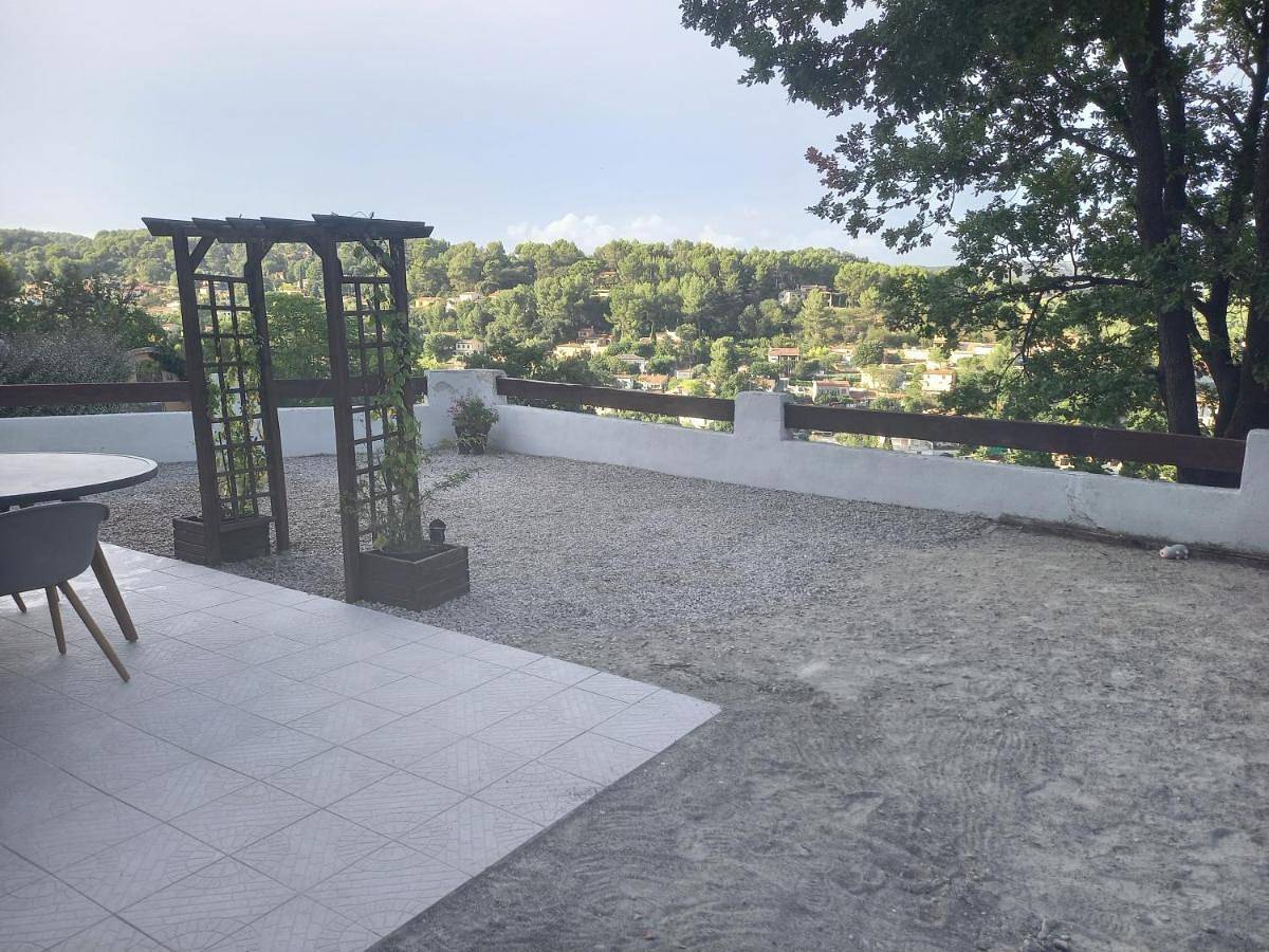 Appartement entier, Vue magnifique, jardin et petit cocon en provence in Peypin, Côte méditerranéenne (France)