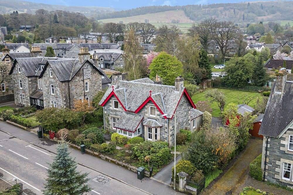Edengrove, pet friendly, luxury holiday cottage in Aberfeldy in Aberfeldy, Perthshire