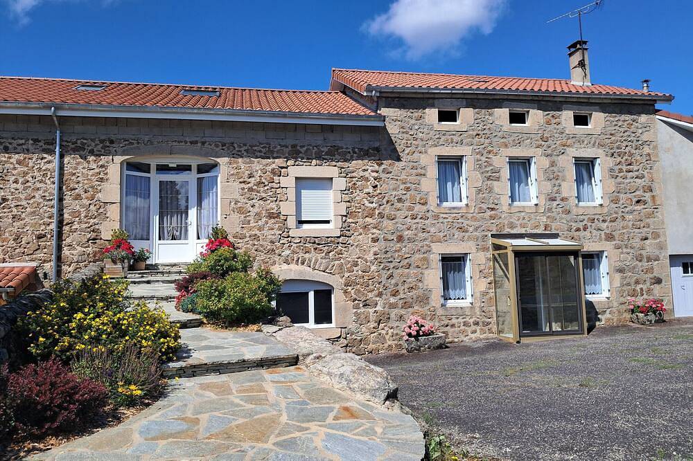 Gîte de Charme pour 6 personnes avec Terrasse et Wifi in Raucoules, Haute-Loire