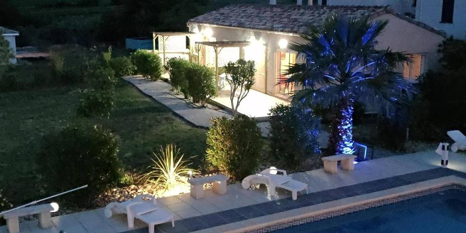 Gîte pour 4 personnes, avec terrasse ainsi que vue et piscine à Adissan