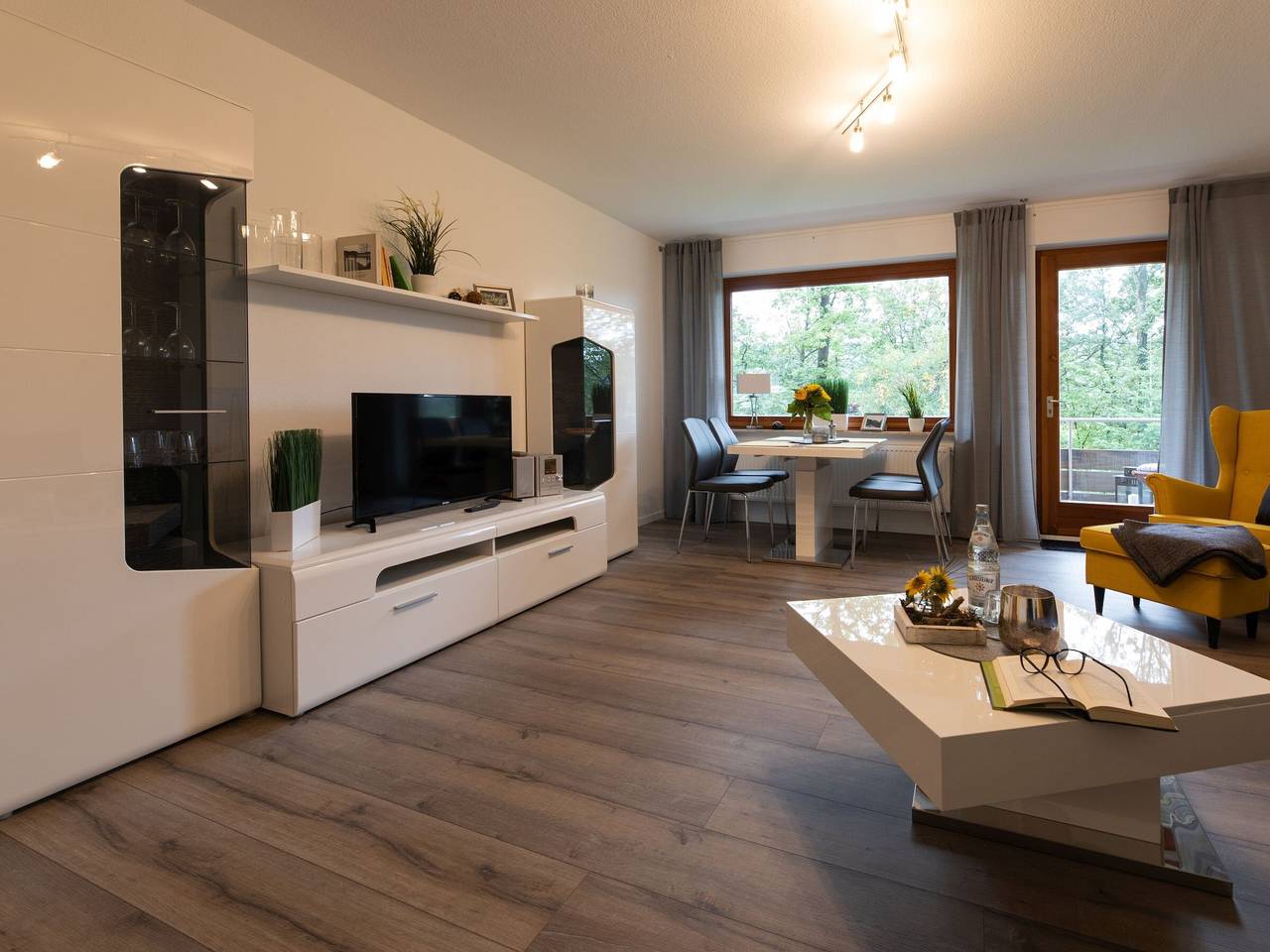 Apartamento entero, Apartamento vacacional 'Hof Weuste' con vistas al lago, jardín comunitario y Wi-Fi in Attendorn, Biggesee