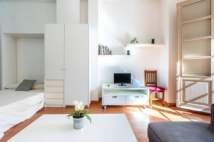 Entire apartment, Studio Apartment “Centro Histórico” in Centre of Málaga with Wi-Fi & Balcony in Málaga Central District, Malaga