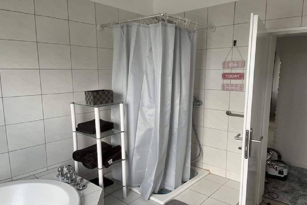 Ganze Wohnung, Geräumige Wohnung in zentraler Lage direkt an dem Fluss Niers und Park gelegen in Mönchengladbach, Niederrhein