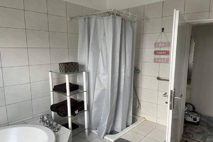 Ganze Wohnung, Geräumige Wohnung in zentraler Lage direkt an dem Fluss Niers und Park gelegen in Mönchengladbach, Niederrhein