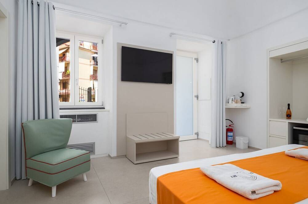 💎 Blu Sky Palace – Orange Room: Elegance & Comfort between Beach and Station in Meta, Provincia de Nápoles