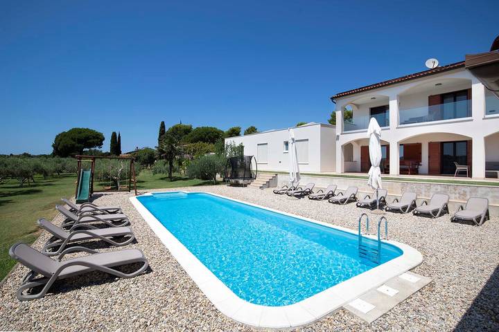 Villa für 14 Personen, mit Balkon/Terrasse und Garten sowie Pool in Medulin