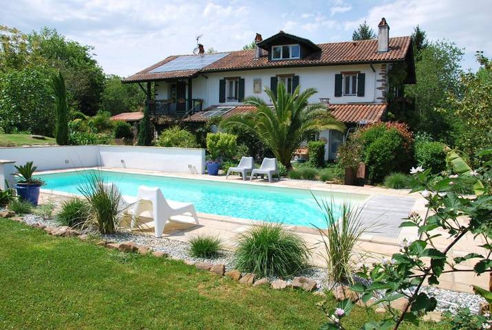Chambre d’hôte pour 2 personnes, avec Terrasse et Jardin ainsi que Piscine et Vue
