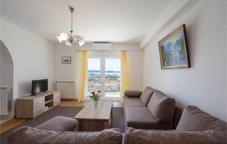 Entire holiday apartment, Seaside Apartment with Wi-Fi, Kitchen, and Parking, 700m from Beach in Podstrana, Split-Dalmatia