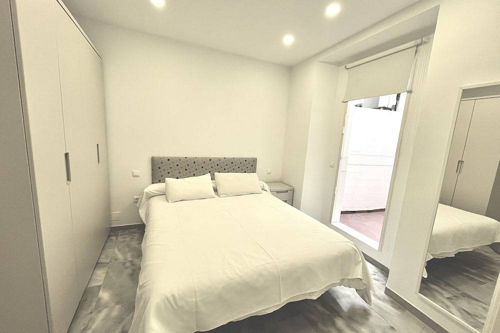 Entire apartment, Historical living in the heart of Málaga with 3 Br and 2 bathrooms. Lift + Wifi in Malaga Centro Historico, Malaga