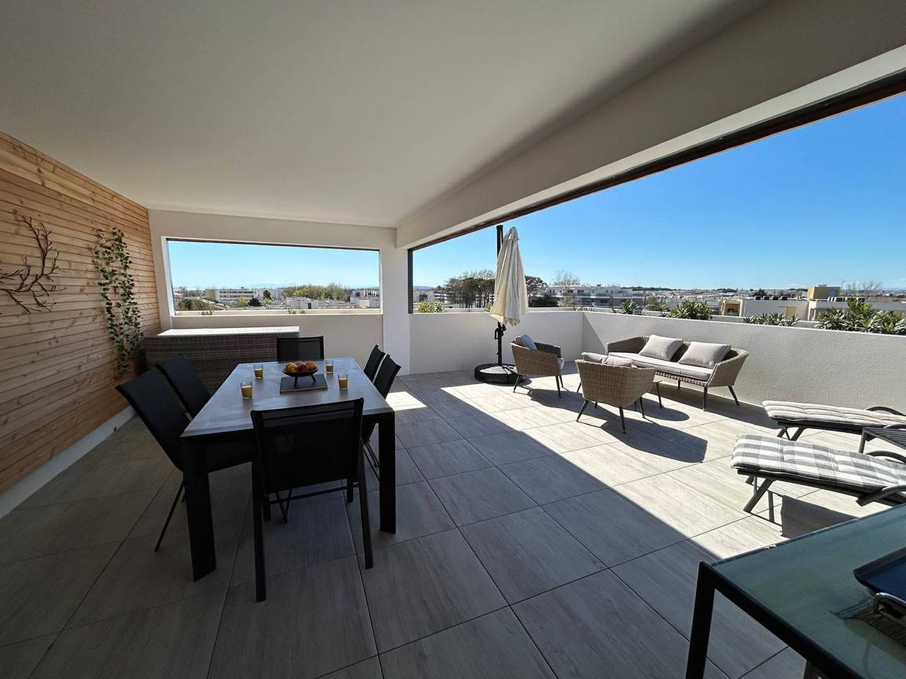 Entire holiday apartment, Superb 2-bedroom duplex apartment with small sea view and large terrace in Sérignan, Côte d'Améthyste