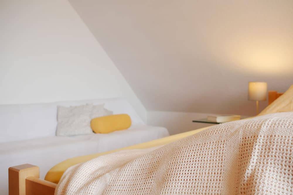 Ganze Wohnung, Ferienwohnung, 70qm, 2 Schlafzimmer, 1 Wohn-/Schlafzimmer, max. 5 Personen in Bad Urach, Neckar-Alb