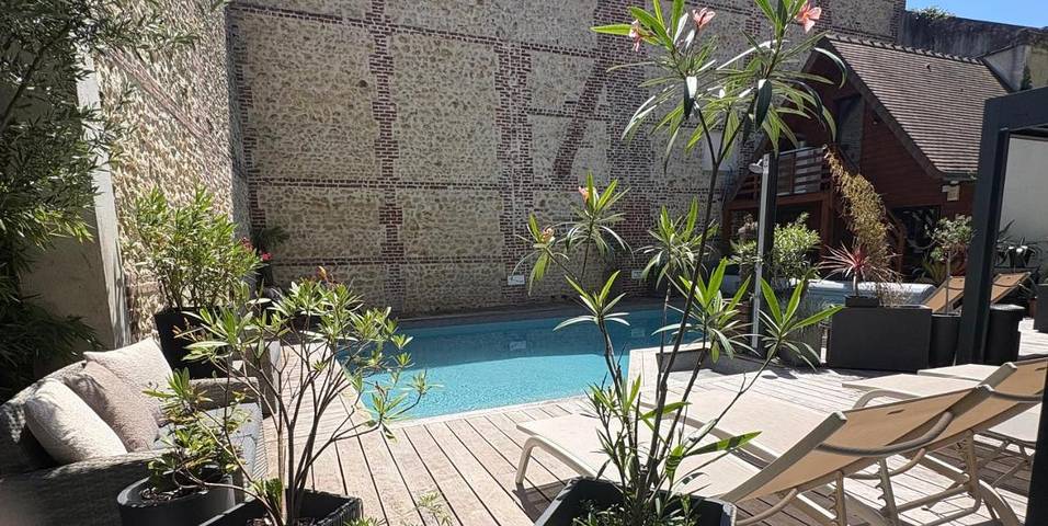 Hôtel pour 2 personnes, avec terrasse et piscine ainsi que jacuzzi et sauna, animaux acceptés