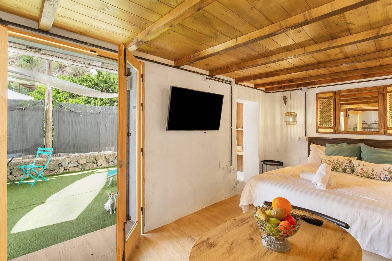 Appartement entier, Vacances 'El Nido Fuente Hervera' avec vue sur les montagnes, terrasse privée et Wi-Fi in Las Lagunetas, Vega de San Mateo